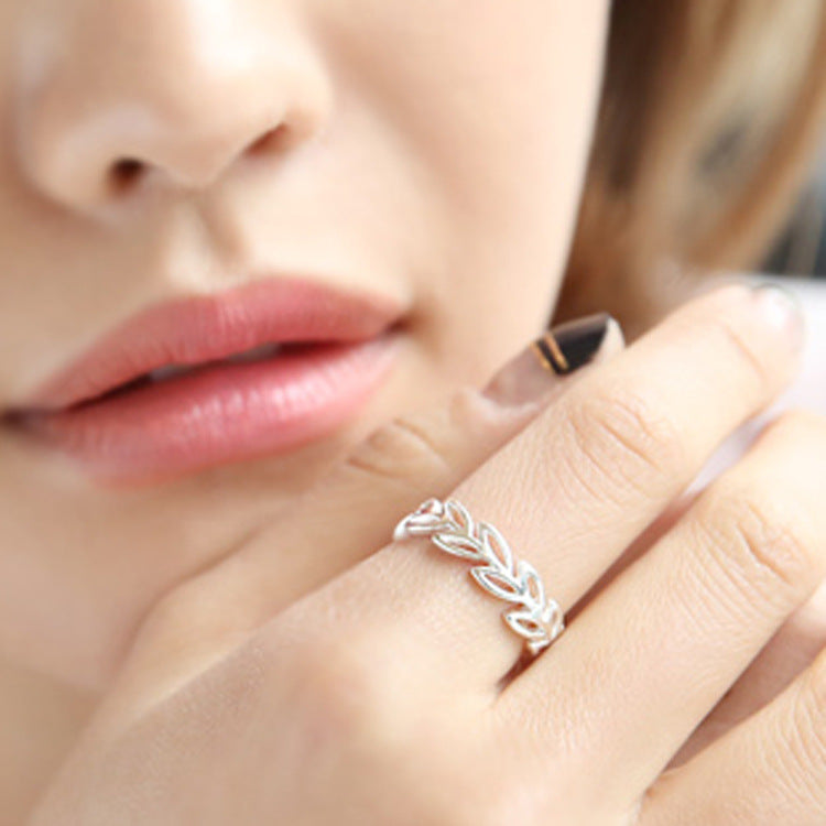 Sleek minimalist women's leaves openwork ring