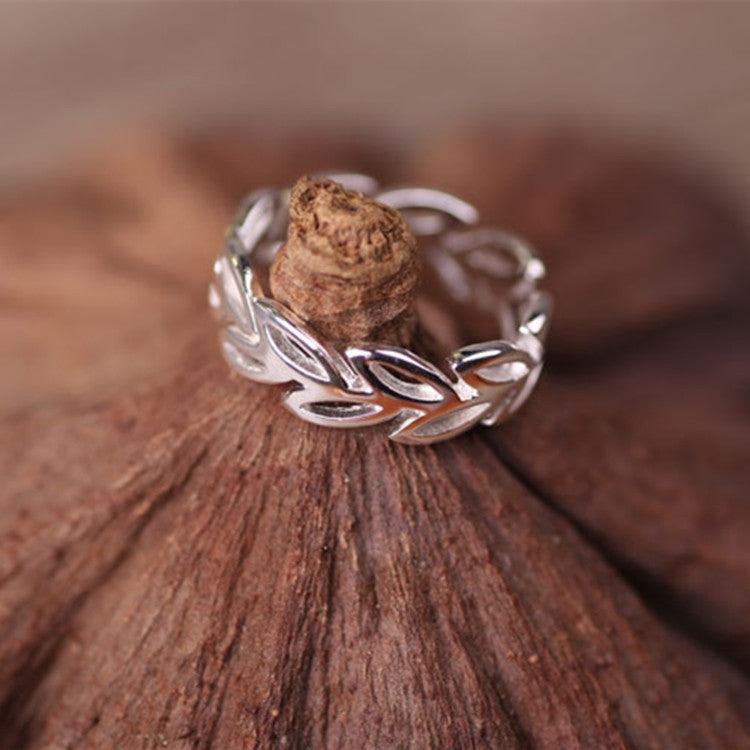 Sleek minimalist women's leaves openwork ring